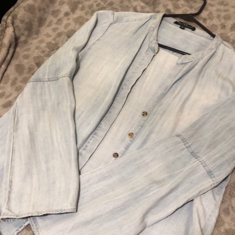 LIGHT DENIM MEDIUM BUTTON UP BLOUSE